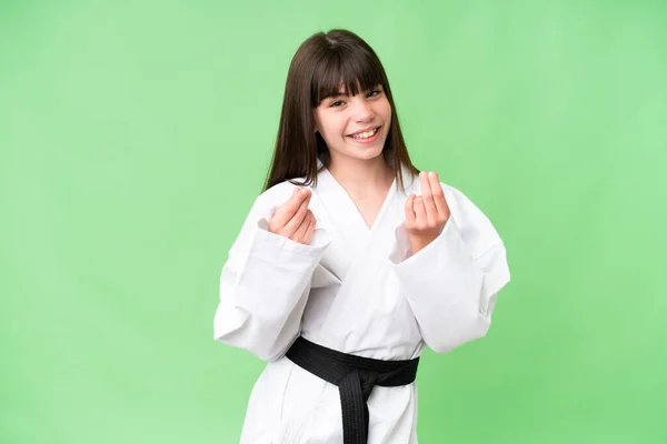 Pequeña Chica Caucásica Haciendo Karate Sobre Fondo Aislado Haciendo Gesto — Foto de Stock