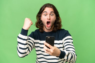 Tecrit edilmiş genç yakışıklı adam şaşırdı ve bir mesaj gönderiyor.