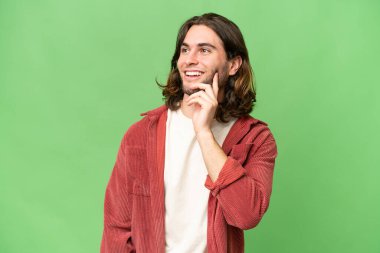 Soyutlanmış bir geçmişi olan genç yakışıklı bir adam yukarı bakarken bir fikir düşünüyor.