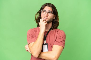 Kimliği olan genç ve yakışıklı bir adam izole edilmiş bir geçmişi var. Şüpheleri ve düşünceleri var.