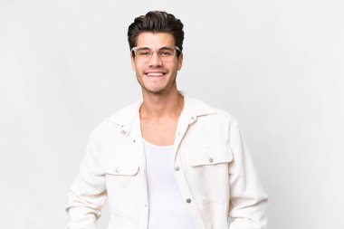 Soyutlanmış beyaz arka planda gülen yakışıklı beyaz bir adam.