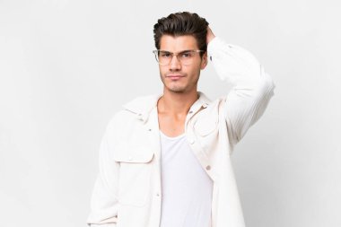 Soyutlanmış beyaz geçmişi olan yakışıklı beyaz bir adam. Şüpheleri var.