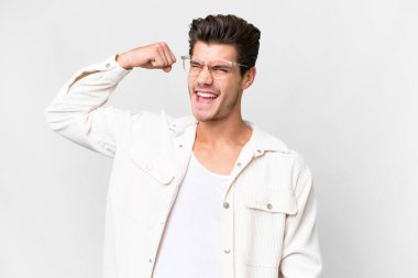 İzole edilmiş beyaz bir geçmişi olan yakışıklı beyaz bir adam güçlü bir jest yapıyor.