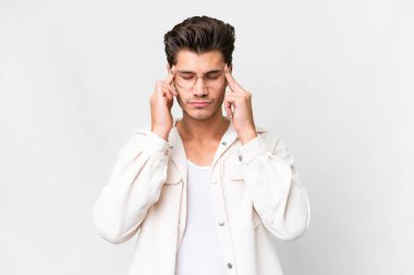 Kafkasyalı yakışıklı, soyutlanmış beyaz bir geçmişi olan, başı ağrıyan bir adam.