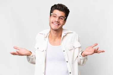 Soyutlanmış beyaz bir geçmişi olan yakışıklı beyaz bir adam mutlu ve gülümsüyor.