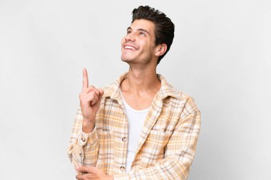 İzole edilmiş beyaz arka plan üzerinde yakışıklı beyaz bir adam harika bir fikre işaret ediyor.