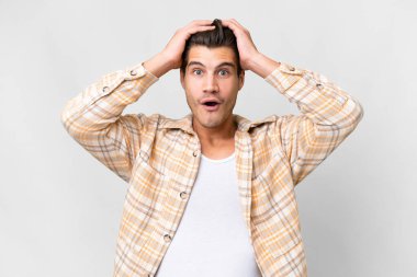 Soyutlanmış beyaz bir geçmişi olan yakışıklı, beyaz bir adam.