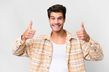 Soyutlanmış beyaz bir geçmişi olan yakışıklı beyaz bir adam iyi niyetli bir hareket yapıyor.