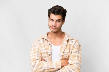 Soyutlanmış beyaz bir geçmişi olan yakışıklı beyaz bir adam üzgün hissediyor.