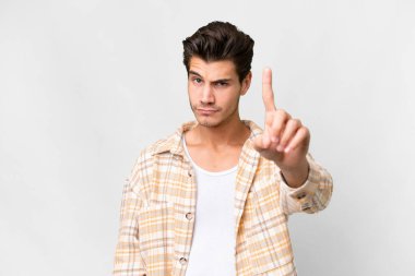 Soyutlanmış beyaz arka plan üzerinde yakışıklı beyaz bir adam ciddi bir ifadeye sahip birini sayıyor.