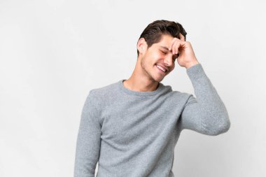 Soyutlanmış beyaz arka planda gülen yakışıklı beyaz bir adam.