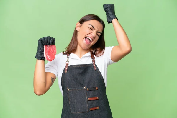 Mulher Açougueiro Vestindo Avental Servindo Carne Fresca Cortada Isolada Fundo — Fotografia de Stock