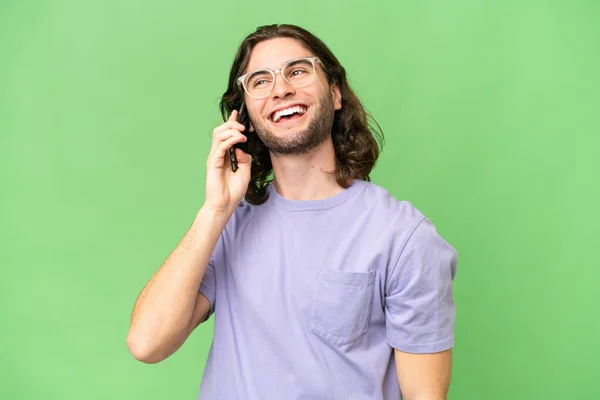 Młody Przystojny Mężczyzna Odosobnionym Tle Prowadzący Rozmowę Telefonem Komórkowym — Zdjęcie stockowe