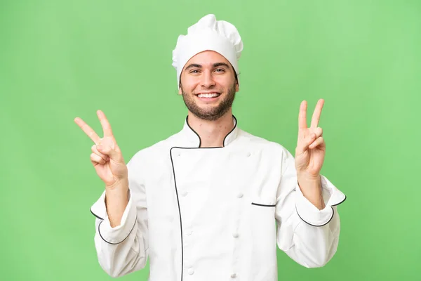 Jeune Beau Chef Homme Sur Fond Isolé Montrant Signe Victoire — Photo