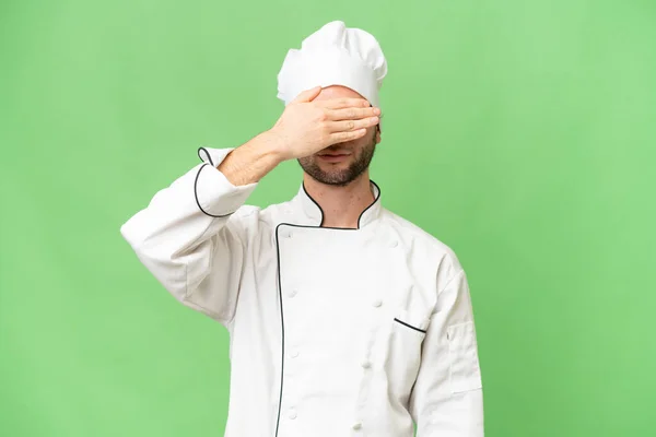 Genç Yakışıklı Aşçı Izole Edilmiş Arka Planda Gözleri Elleriyle Kapatıyor — Stok fotoğraf