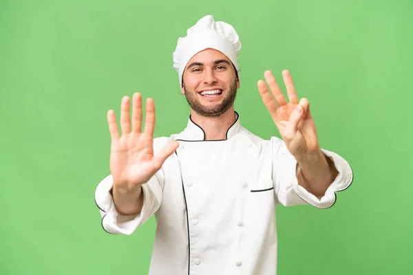 Mladý Pohledný Kuchař Muž Přes Izolované Pozadí Počítání Osm Prsty — Stock fotografie