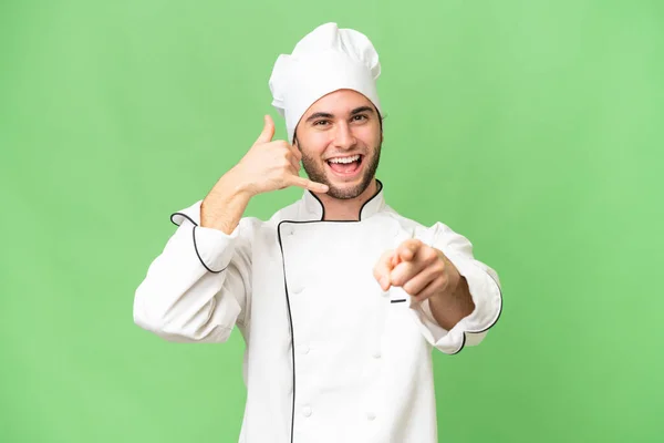 Jonge Knappe Chef Kok Geïsoleerde Achtergrond Maken Telefoon Gebaar Wijzen — Stockfoto