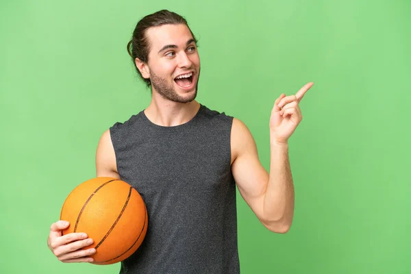 Giovane Giocatore Basket Uomo Sfondo Isolato Con Intenzione Realizzare Soluzione — Foto Stock