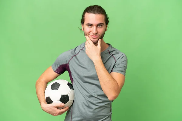 Молодой Красивый Футболист Изолированным Фоновым Мышлением — стоковое фото
