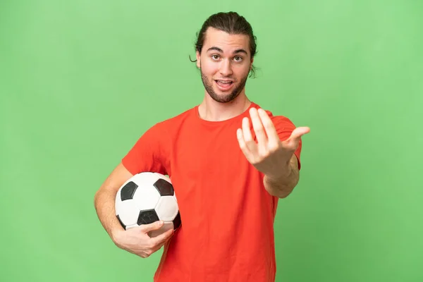 Jonge Knappe Man Geïsoleerd Groene Chroma Achtergrond Met Voetbal Komende — Stockfoto