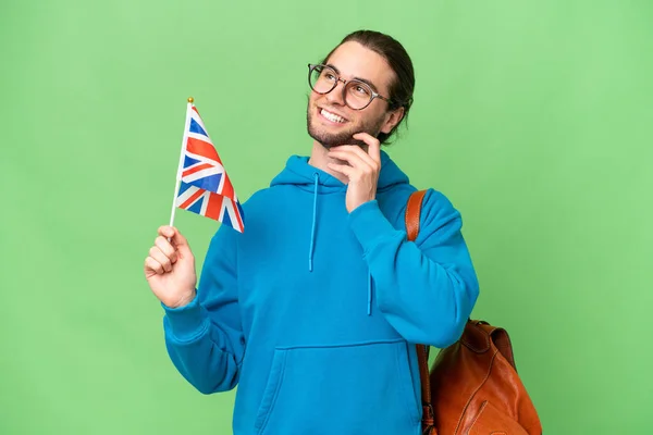 Νεαρός Όμορφος Άντρας Σημαία Ηνωμένου Βασιλείου Πάνω Απομονωμένο Φόντο Σκέφτεται — Φωτογραφία Αρχείου