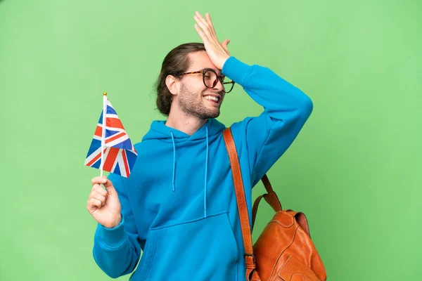 Mladý Pohledný Muž Držící Britskou Vlajku Nad Izolovaným Pozadím Něco — Stock fotografie