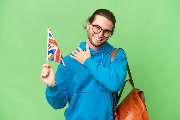 年轻英俊男子举着英国国旗 在孤零零的背景音乐中欢笑 — 图库照片