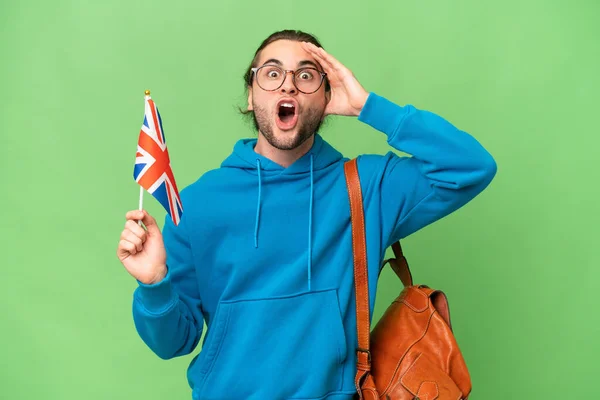 Arkaplanda Birleşik Krallık Bayrağı Taşıyan Yakışıklı Genç Bir Adam Sürpriz — Stok fotoğraf