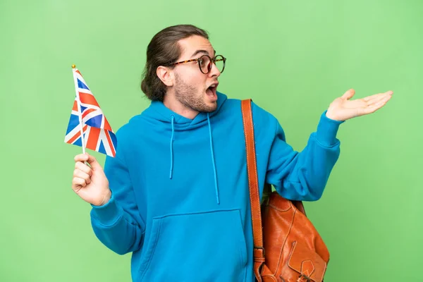 Joven Hombre Guapo Sosteniendo Una Bandera Del Reino Unido Sobre —  Fotos de Stock