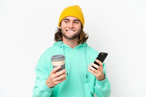 Mladý Pohledný Muž Izolovaný Bílém Chroma Pozadí Drží Kávu Odnést — Stock fotografie