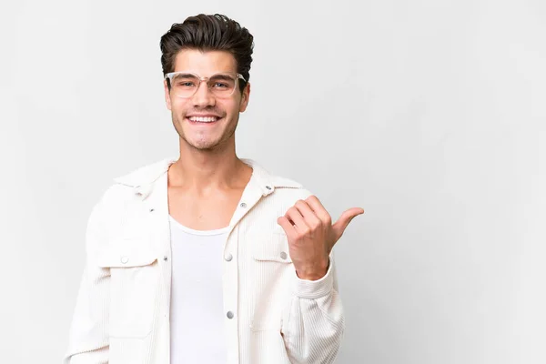 Jeune Homme Caucasien Beau Sur Fond Blanc Isolé Pointant Vers — Photo