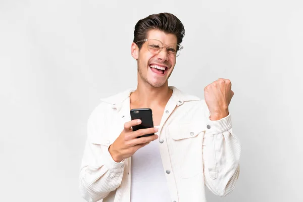 Молодий Красивий Білий Чоловік Над Ізольованим Білим Тлом Телефоном Положенні — стокове фото