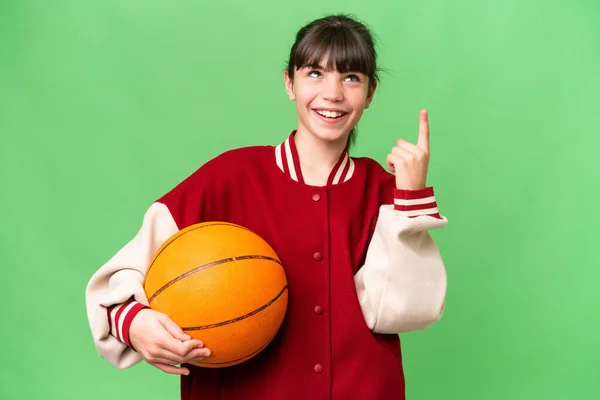 小さなCaucasian女の子遊びバスケットボール上の隔離された背景指摘素晴らしいアイデア — ストック写真