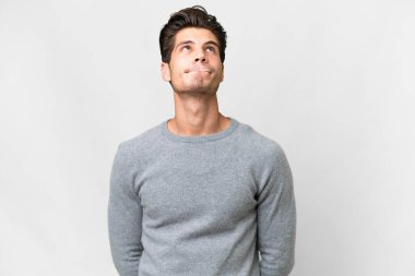 İzole edilmiş beyaz bir geçmişi olan yakışıklı, beyaz bir adam.