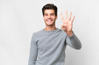 İzole edilmiş beyaz bir geçmişi olan yakışıklı beyaz bir adam mutlu ve parmakları olan dört kişi sayıyor.