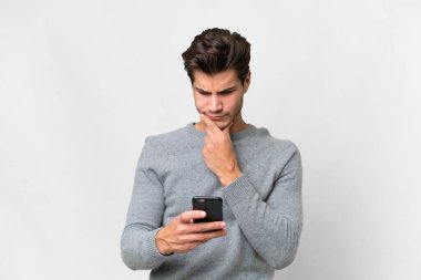 Beyaz bir geçmişi olan yakışıklı beyaz bir adam düşünüyor ve bir mesaj gönderiyor.