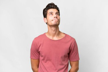 İzole edilmiş beyaz bir geçmişi olan yakışıklı, beyaz bir adam.