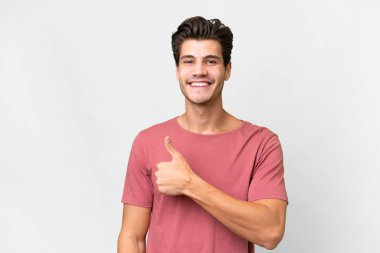 Soyutlanmış beyaz bir geçmişi olan yakışıklı beyaz bir adam iyi niyetli bir hareket yapıyor.