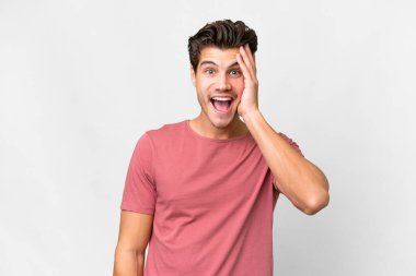 Yüzünde şok ve şaşkınlık ifadesi olan, soyutlanmış beyaz bir geçmişi olan yakışıklı beyaz bir adam.