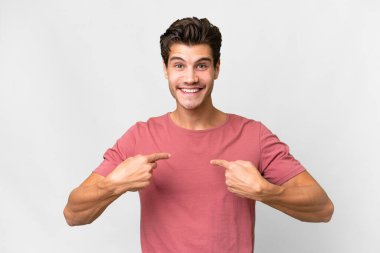 İzole edilmiş beyaz bir geçmişi olan yakışıklı, beyaz bir adam.