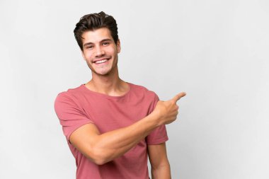 İzole edilmiş beyaz arka planı olan yakışıklı beyaz bir adam.