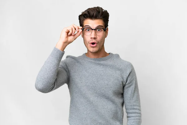 Mladý Pohledný Běloch Muž Přes Izolované Bílé Pozadí Brýlemi Překvapený — Stock fotografie