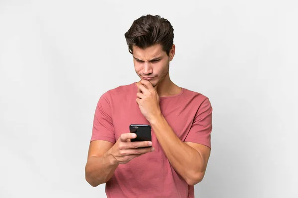 Joven Hombre Caucásico Guapo Sobre Fondo Blanco Aislado Pensando Enviando —  Fotos de Stock