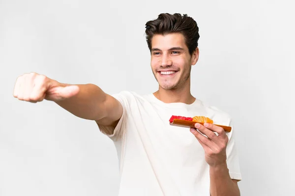 Joven Hombre Caucásico Sosteniendo Sashimi Sobre Fondo Blanco Aislado Dando —  Fotos de Stock