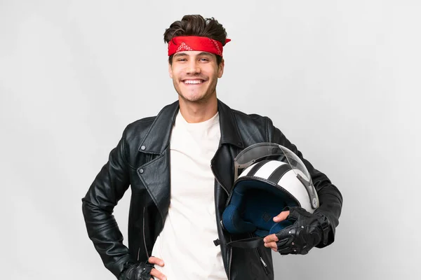 年轻的高加索人 头戴摩托车头盔 头戴孤立的白色背景 双手叉腰 面带微笑 — 图库照片