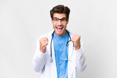 Genç doktor, izole edilmiş beyaz arka planda galibiyeti kutluyor.