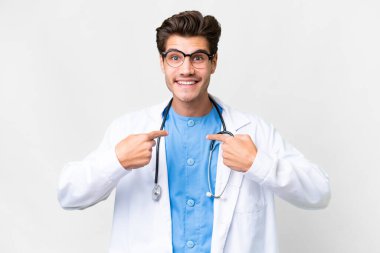 Soyutlanmış beyaz bir geçmişi olan genç bir doktor.