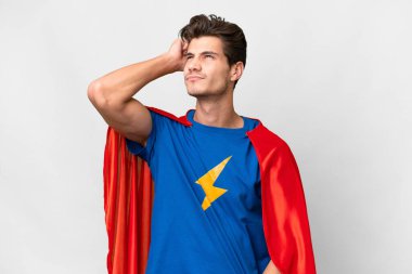 İzole edilmiş beyaz arkaplan üzerinde Süper Kahraman Kafkas Adam 'ın şüpheleri ve kafası karışmış yüz ifadesi var.