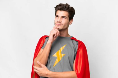 Süper kahraman kostümlü, soyutlanmış beyaz bir geçmişi olan yakışıklı, beyaz bir adam.