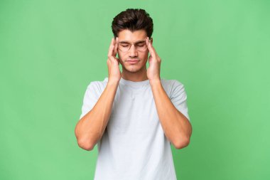 Kafkasyalı yakışıklı, soyutlanmış, başı ağrıyan genç bir adam.